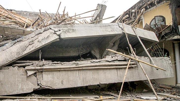 Endonezya’da okul binası çöktü: 3 ölü, 99 yaralı