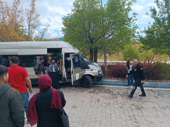 Dolmuş, kampüste ağaca çarptı; 13 öğrenci yaralı