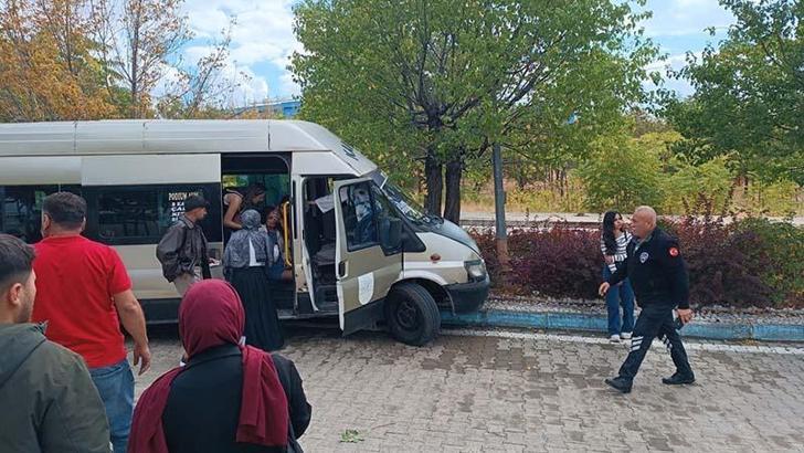 Dolmuş, kampüste ağaca çarptı; 13 öğrenci yaralı