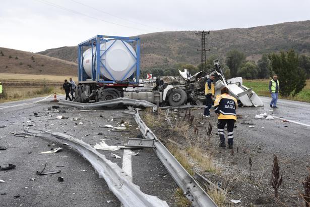 Sivas'ta yolcu otobüsü ile TIR çarpıştı: 18 yaralı
