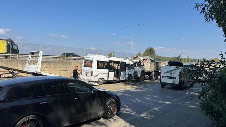 Minibüs ile kamyon kafa kafaya çarpıştı: 2 yaralı