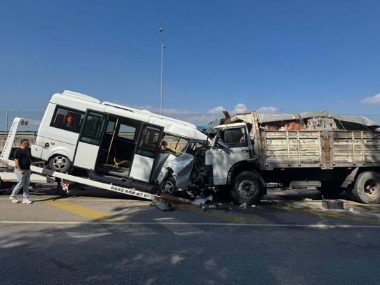Minibüs ile kamyon kafa kafaya çarpıştı: 2 yaralı