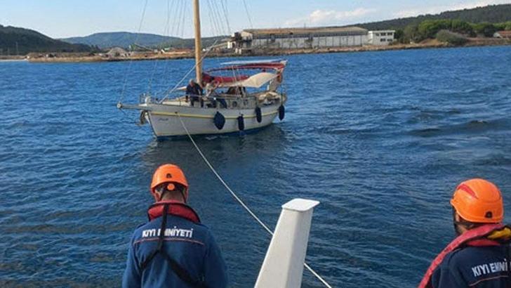 Çanakkale Boğazı'nda sürüklenen tekne kurtarıldı