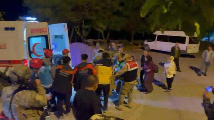 Kayalıklardan düştü, 1,5 saat sedye ile taşınarak hastaneye ulaştırıldı