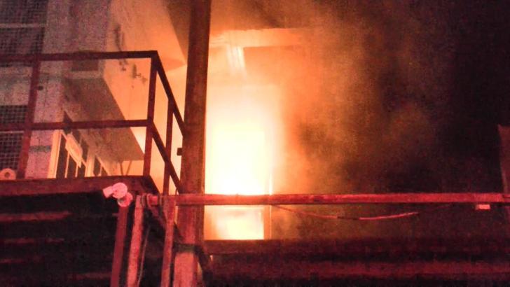 İstanbul - Başakşehir'de plastik malzeme deposu alev alev yandı