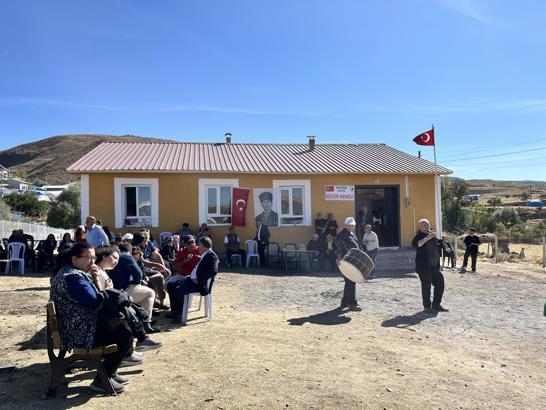 Eski okul binasını 'el birliği' ile restore edip, sosyal alana dönüştürdüler