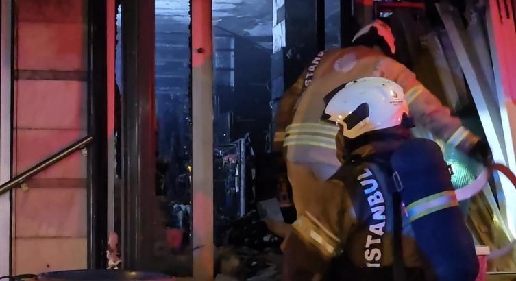 İstanbul - Ümraniye’de nalburda çıkan yangın üst katlara sıçradı