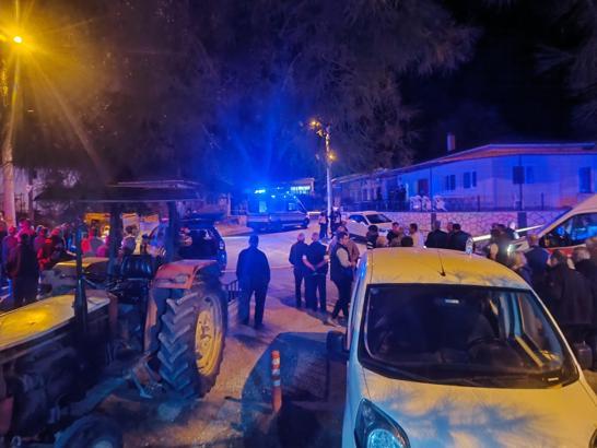 2 arkadaşını köy meydanında tüfekle öldürdü