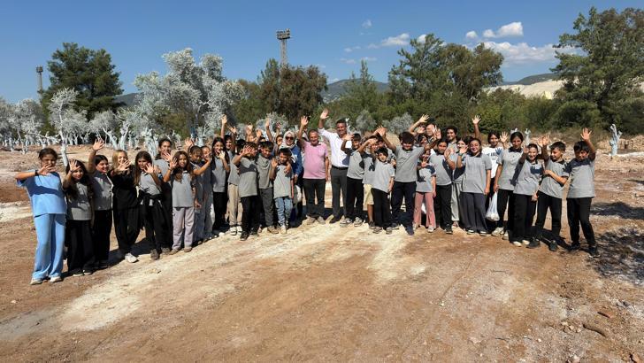 Muğla'da 300 zeytin fidanı gelecek için toprakla buluştu