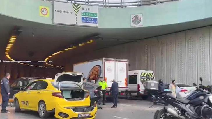 Şişli'de alt geçitte 5 aracın karıştığı zincirleme kaza: 1 doktor yaralandı