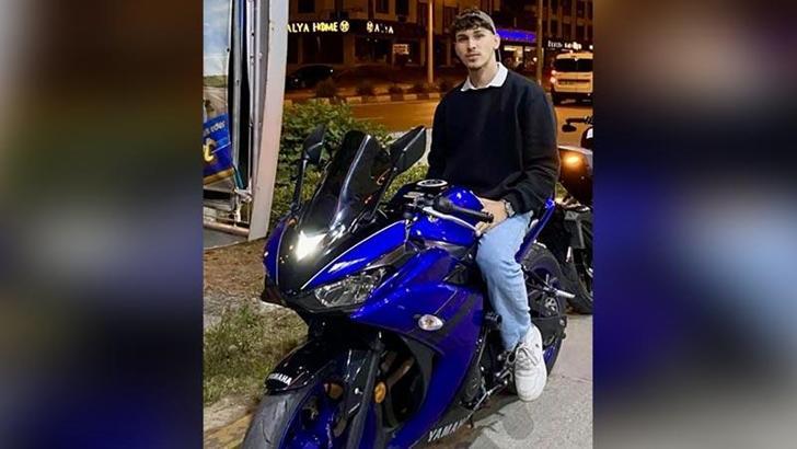 Park halindeki otomobile çarpan motosikletin sürücüsü öldü