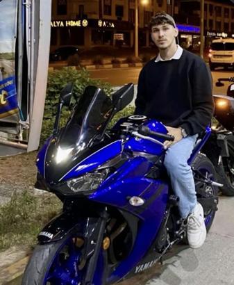 Park halindeki otomobile çarpan motosikletin sürücüsü öldü