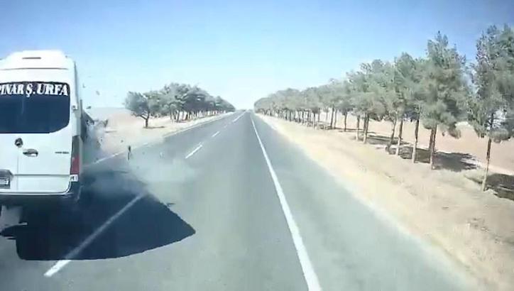 Minibüsle otomobilin çarpıştığı, 1 kişinin öldüğü kaza kamerada