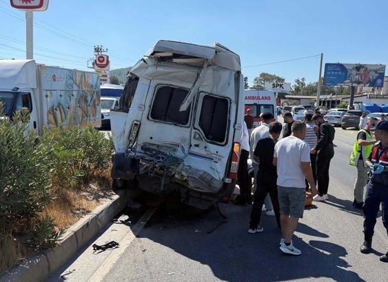 Milas'ta minibüs ile çekici çarpıştı; 1 ölü, 10 yaralı