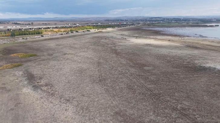 İstanbul - Büyükçekmece Baraj Gölü'nde su seviyesi düştü; Tarihi Çakmak Hattı yeniden gün yüzüne çıktı