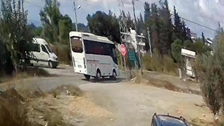 Okul servis minibüsü ile midibüs çarpıştı; 7 öğrenci yaralı