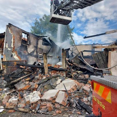 2 katlı ev, yangında kullanılamaz hale geldi