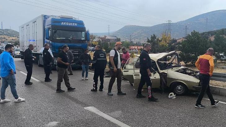 2 otomobil ile TIR çarpıştı: 2 ölü, 3 yaralı