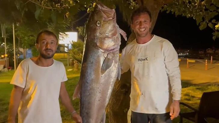 Oltayla 60 kiloluk balık yakalayıp, gelirini kimsesiz çocuklara bağışladılar