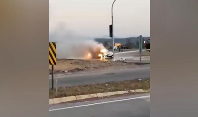 Işıklarda bekleyen otomobilin alev alev yanması kamerada