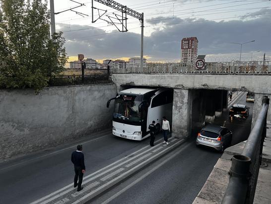 Ağrı 1970 Spor'un takım otobüsü, Kayseri'de altgeçide sıkıştı