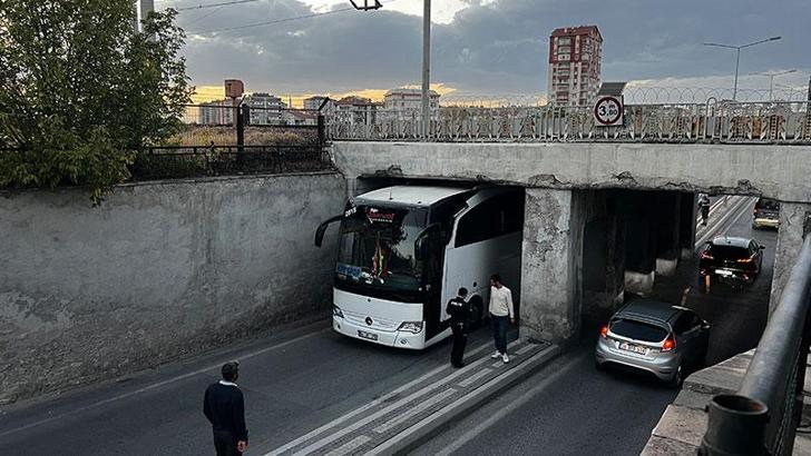 Ağrı 1970 Spor'un takım otobüsü, Kayseri'de altgeçide sıkıştı