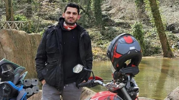 Refüje çarpan motosikletin sürücüsü öldü