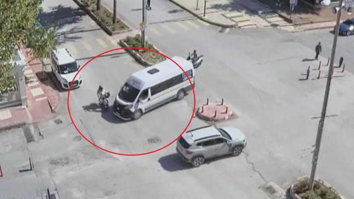 Okul servisi ile elektrikli bisiklet çarpıştı, 2 yaralı, kaza kamerada
