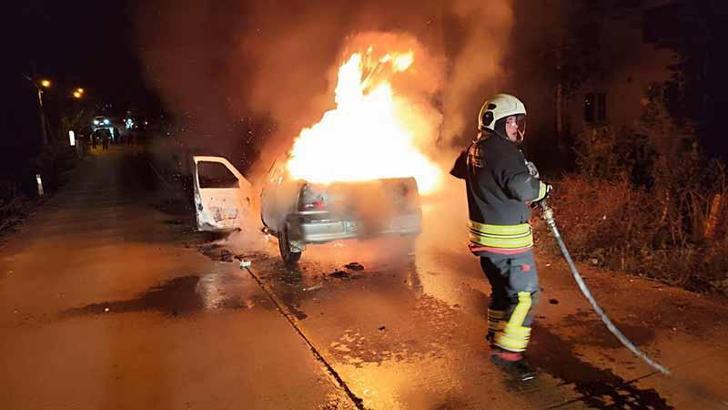 Samsun'da seyir halindeki otomobil alev aldı
