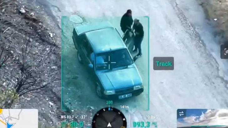 Uygulamayı fark edince arkadaşı ile yer değiştiren ehliyetsiz sürücü dron kamerasında