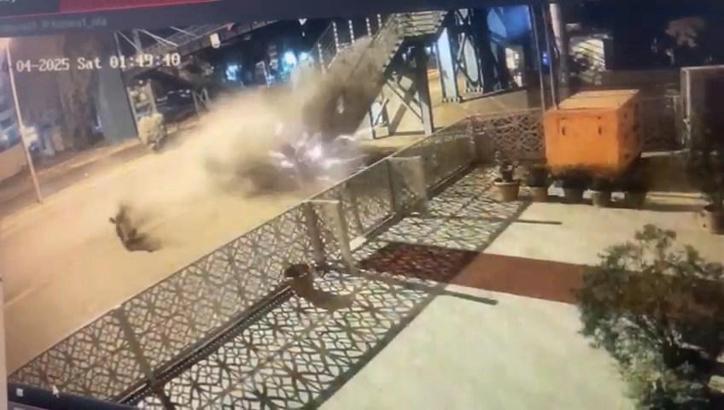 Otomobilin üst geçit merdivenlerine çarptığı kaza kamerada; 1 ölü