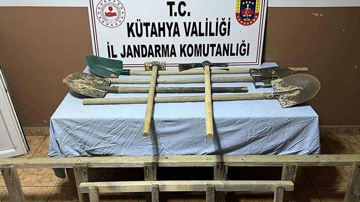 İş makinesi ile kaçak kazıya 2 gözaltı