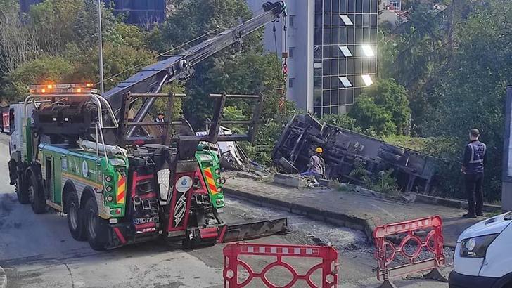 Beşiktaş'ta yokuştan kayan kamyon devrildi