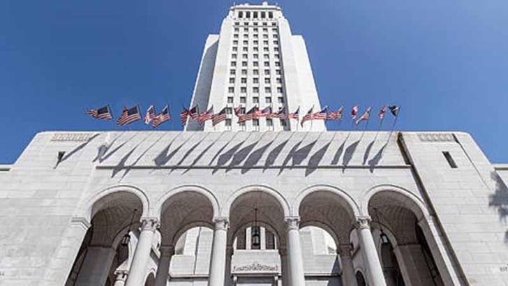 ABD’de otomobil belediye binası merdivenlerine çarptı; sürücü gözaltında