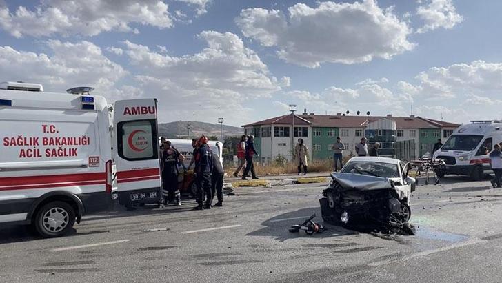 Karşı şeride geçen otomobil zincirleme kazaya yol açtı: 1 ölü, 4 yaralı