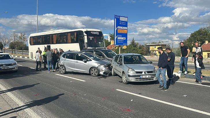 İşçi servisi otobüsü, kırmızı ışıkta bekleyen 7 araca çarptı: 3 yaralı