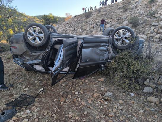 Mardin'de şarampole yuvarlanan cipteki 2 kişi yaralandı