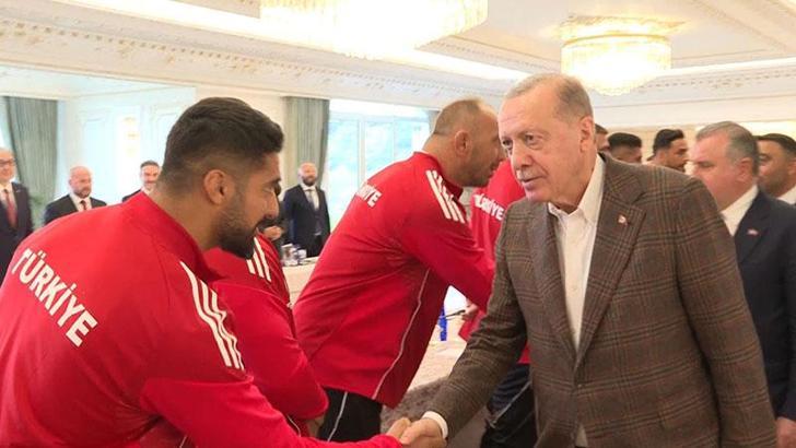 Cumhurbaşkanı Erdoğan, şampiyon güreşçileri kabul etti