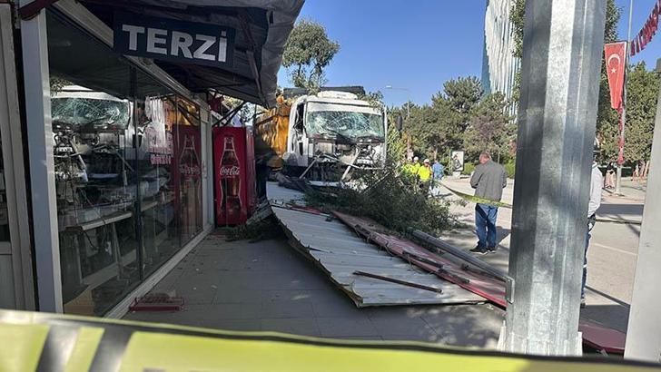 Freni boşaldığı öne sürülen kamyon 7 iş yerine çarptı