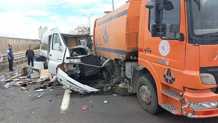 Karayolları temizlik aracına çarpan motokaravanın sürücüsü öldü, eşi yaralandı