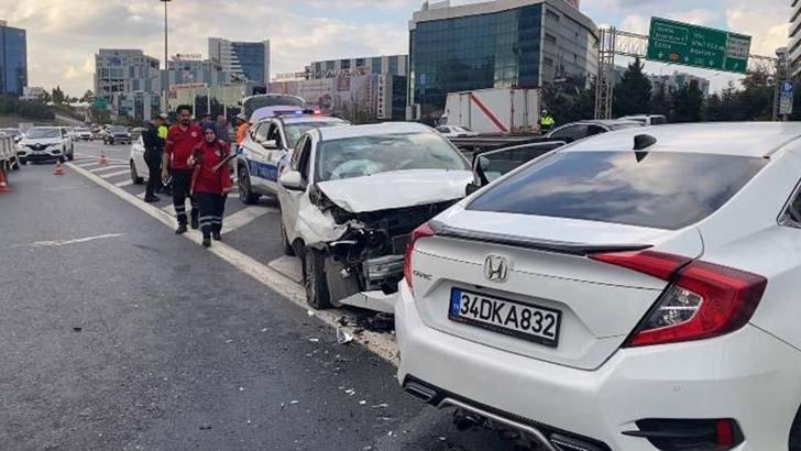 Bağcılar TEM Otoyolu’nda 2 otomobil çarpıştı: 4 yaralı