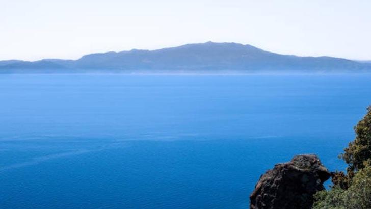 Midilli Adası açıklarında göçmenleri taşıyan tekne battı: 1 ölü