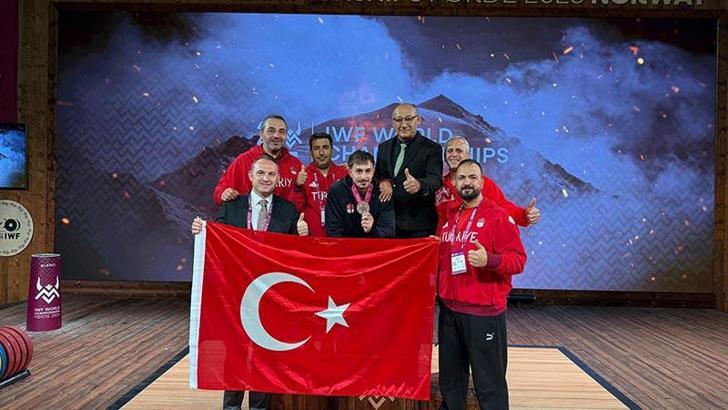 Yusuf Fehmi Genç, Dünya Halter Şampiyonası’nda bronz madalya kazandı