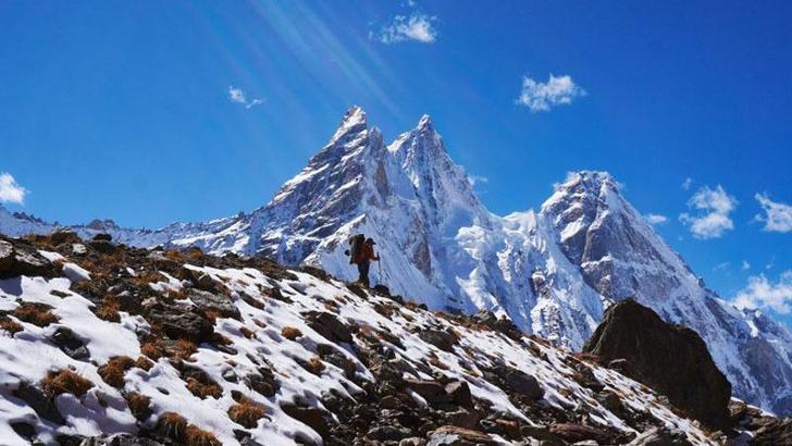 Everest Dağı'nda kar fırtınası nedeniyle yaklaşık 1000 kişi mahsur kaldı