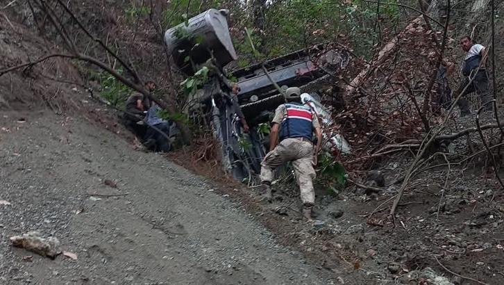 Yol açarken uçuruma yuvarlanan iş makinesinin operatörü öldü