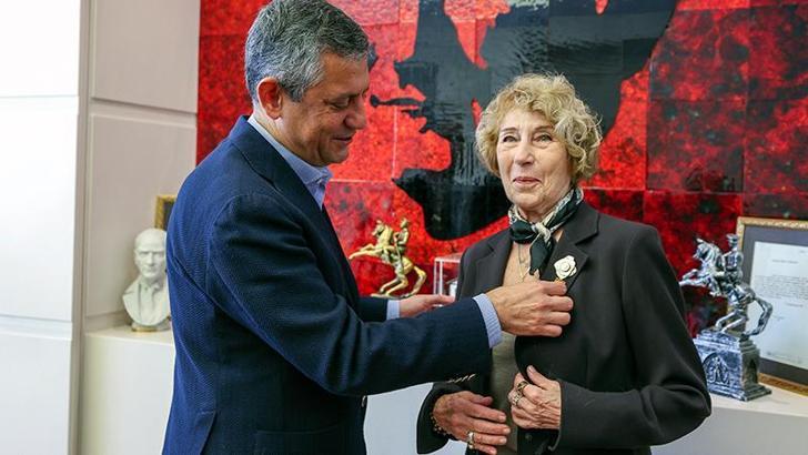 Özgür Özel, CHP'ye üye olan Ayşe Kulin'e rozet taktı