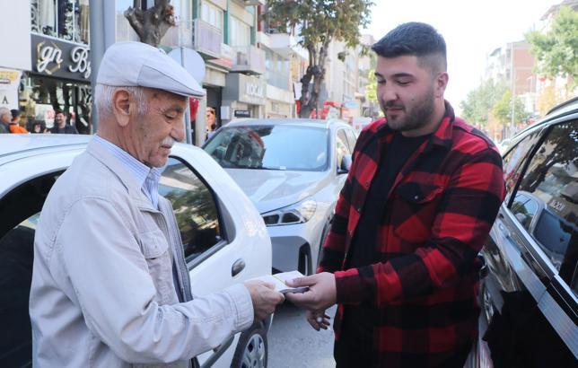Yolda bulduğu parayı sahibine teslim etti