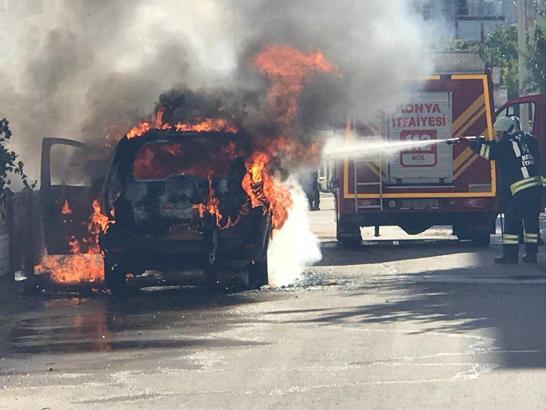 Konya'da park halindeki taksi yandı