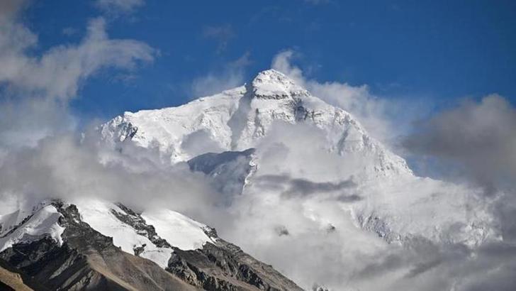 Everest Dağı'ndaki kar fırtınası nedeniyle 1 kişi hayatını kaybetti