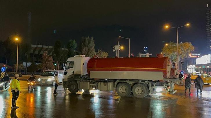 İzmir'de tanker ile çarpışan motosiklet sürücüsü öldü